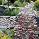 Wszystkie ścieżki ułożone są z kamieni.