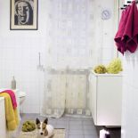 Wszystkim wydaje się, że grafika w łazience to portret taty Beaty. Tymczasem została kupiona przez ciotkę- malarkę dawno temu