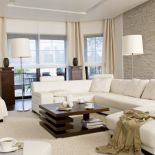 Wszystko w złamanej bieli. Kanapa Alabama z niemieckiej firmy Leonardo,lampy zostały zrobione na zamówienie, a