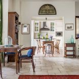 Wszystko wykonano na wymiar. Willa pełna zieleni, indygo i granatu