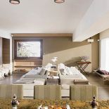 Wybieramy miejsce na kanapie. W zależności od nastroju - siadamy z twarzą do okna, by podziwiać widoki, albo z