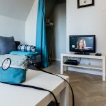 Wybór jasnych mebli i dodatków sprawi, że mieszkanie nie stanie się optycznie jeszcze mniejsze, a prosty ich dizajn nada