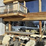 Wygląda jak okoliczne domy i został zbudowany z miejscowych materiałów – drewna sosnowego i granitu.