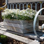 Wygląda jak skrzynka po jabłkach i dobrze. Dodatki w stylu prowansalskim czy vintage specjalnie stylizowane