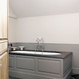 Wygląda jak stuletnia rezydencja z antykami, ale jest nowy i tylko udaje staruszka. Mały zameczek XXI wieku.