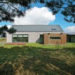 Wygląda jak wyrastające spośród traw wapienne skały. Nowoczesny, ale zbudowany z materiałów, które w okolicy