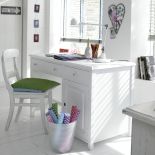 W pokoju dziecka w wieku szkolnym nie powinno zabraknąć wygodnego i funkcjonalnego stołu, biurka lub blatu do pisania.