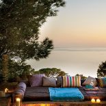 Wygodne kanapy wyłożone miękkimi poduszkami.