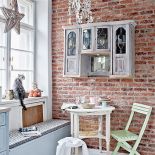 Wygodne siedzisko pod oknem, jak w amerykańskich filmach.