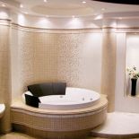 Wygodny zagłówek zachęca do długich kąpieli. DEKOREM