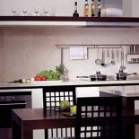 Wyjątkowo trwały granitowy blat świetnie nadaje się do kuchni, ale posiedzieć wygodniej przy stoliku z drewna. Cena mebli -