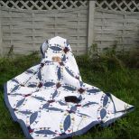 Wykonany jest techniką patchworku klasycznego z zastosowaniem wzoru Double Wedding Ring , należącego do klasyki patchworku