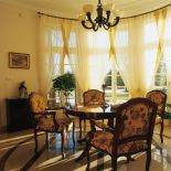 Wykusz to czy może już weranda? Bez względu na to, co kto uważa, dzięki oknom do ziemi ogród wchodzi do domu.