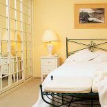 Wykute na zamówienie łóżko zdobi monogram właścicielki.