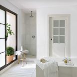 Wyłożona marmurem z Kabili. Drewniany taboret od DM Interiors.