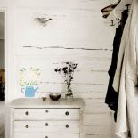 Wymalowany na ścianie dzbanek z kwiatami - jakby stał na komodzie.