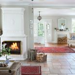 piec z białych kafli salon w stylu prowansalskim