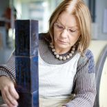 Wypala kafle, buduje piece, maluje szkliwem ceramikę.