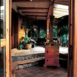 Wypełniona roślinami weranda to świetnie miejsce na chwilę relaksu.