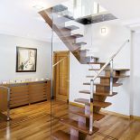 Wysoka na ponad cztery metry tafla szkła hartowanego.