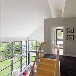 Wysoki na dwa pietra, z oknami od sufitu do podłogi, to pomysł gospodarza, który uwielbia naturalne światło.