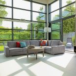 Wysoki na dwa pietra, z oknami od sufitu do podłogi, to pomysł gospodarza, który uwielbia naturalne światło.