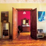 Wysokie dwuskrzydłowe drzwi i stiuki na suficie.