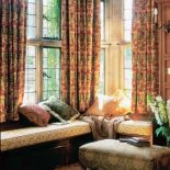 Wysokie narożnikowe okna z tradycyjnymi szprosami najlepiej pasują do pałacowych wnętrz. Aranżacja DECODORE