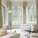 Wysokie okna w salonie dodalą mu lekkości.