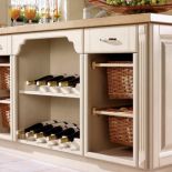 Wyspa kuchenna z winiarką i wysuwanymi koszami na warzywa - stylowa kolekcja Londyn. MEBEL RUST