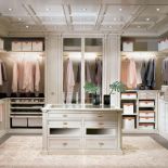 Wyspa nie tylko w kuchni. Tym razem stanęła w garderobie, gdzie zawsze przydadzą się dodatkowe półki i szuflady. Meble