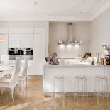 Wyspa ze stołkami barowymi Charles Ghost Philippe a Starcka odziela kuchnie od salonu.