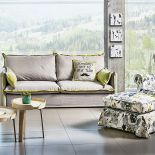 Wystarczy ciut ożywić sofę – na przykład kanarkowymi lamówkami – i już mamy wiosnę w salonie. Trzyosobową kanapę Dress