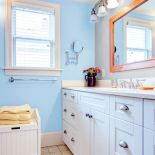 Wystarczy jedna ściana w tym kolorze, by poranna toaleta przypominała o błękicie letniego nieba. Fot. Beckers.