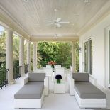 Wystarczy rozsunąć szklane ściany, a salon połączy się z tarasem.