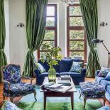 Wystarczyło zamienić beżowe zasłony w salonie na zielone tafty i na niebiesko obić thonety i ławkę z lat 30.,