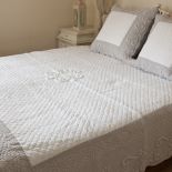 Wystraczy odpowiednia pościel i narzuta, by nadać całej sypialni odpowiedni charakter. Tutaj przepiękna narzuta i