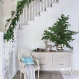 Wystrojony kącik w holu. Srebrzysty jelonek na komodzie od Laury Ashley.