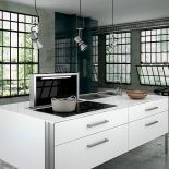 Minimalistyczne urządzona kuchnia z nowoczesnym sprzętem agd.