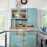 Wytarty kredens. Atelier w stylu vintage