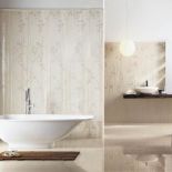 Wzór na jasnych płytkach przypomina wijący się po ścianie bluszcz. Płytki o wymiarach 40 x 120 cm kosztują 770