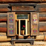 Wzór z szablonu świetnie wygląda na drewnianych okiennicach.