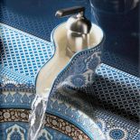 Wzorem mauretańskich mozaik, armaturę Marrakesh zaprojektowano w kolorach bieli i błękitu. Zapłacimy za nią 3500 zł. KOHLER