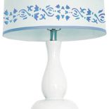 Wzorem od szablonu można ozdobić np. abażur. W ten sposób typowa lampa nabierze indywidualnego charakteru.