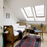 XIX- wieczna eklektyczna rekamiera z nowym białym obiciem.