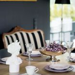 XIX-wieczna sofa w nowym obiciu w beżowo-czarne pasy.