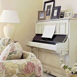 XIX-wieczne pianino przemalowane z lśniącej czerni na pistacjową zieleń.