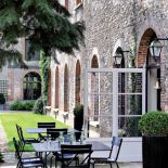 XIX-wieczne zabudowania gospodarskie mają w sobie tyle uroku, że nie wymagają dodatkowych ozdób. Dlatego wszystko