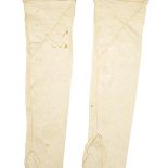 XVI-wieczne włoskie pończochy lniane z jedwabnymi i metalowymi zdobieniami. The Metropolitan Museum of Art