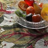 Z bogato zdobionych żakardowych tkanin z kolekcji Braquenié uszyjemy piękny obrus lub bieżnik.